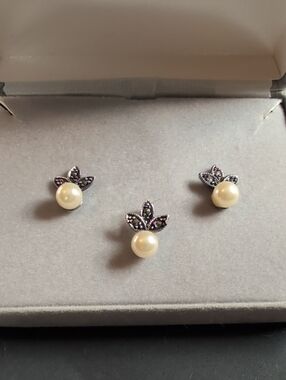 Pearl & Marcasite Leaf Stud Earrings - Ivory Pearl